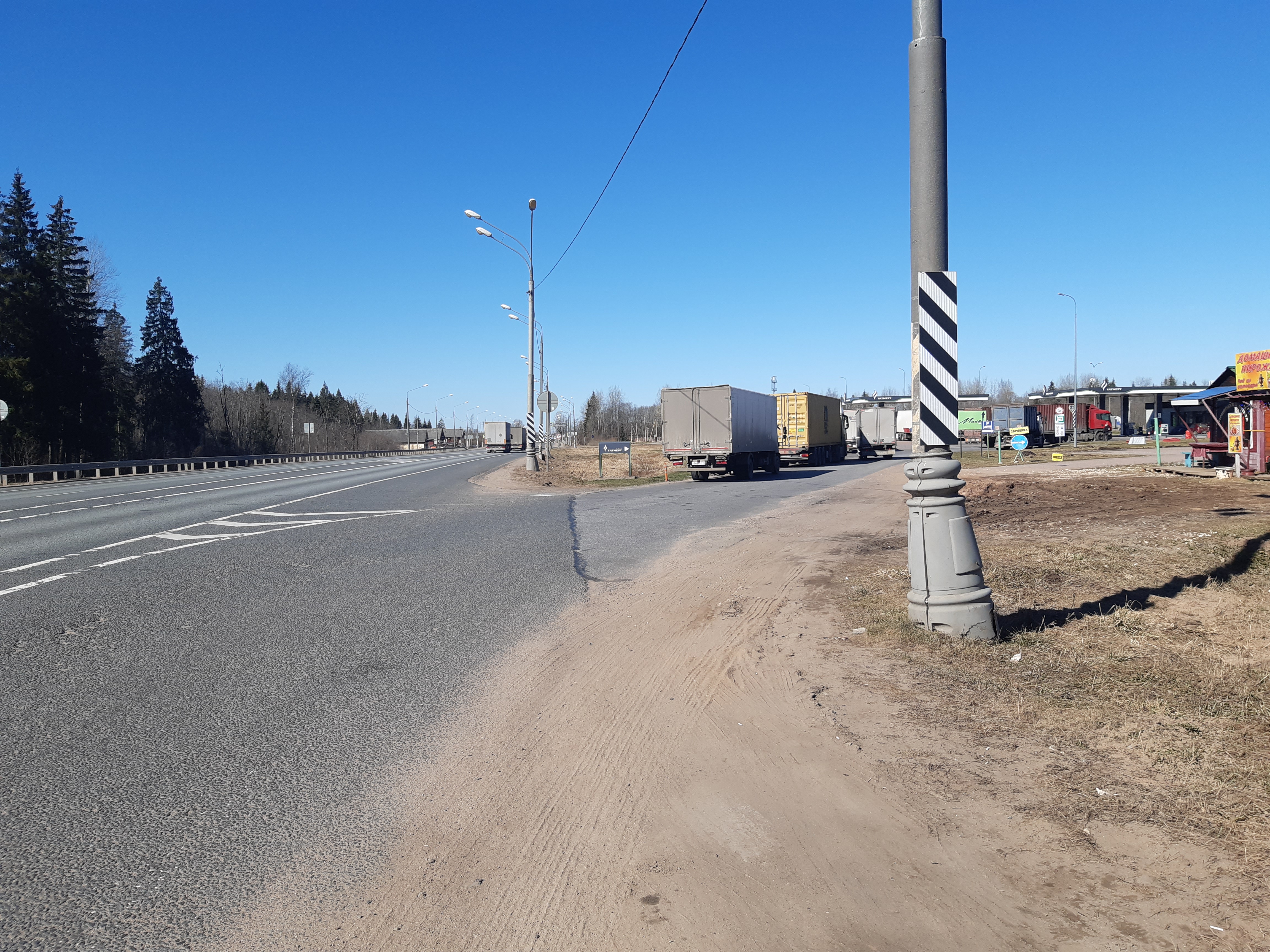 Сотрудники ТОГАДН по Новгородской области МТУ Ространснадзора по СЗФО проверили содержание автомобильных дорог в рамках месячника «Безопасный туризм: дороги и сервис»